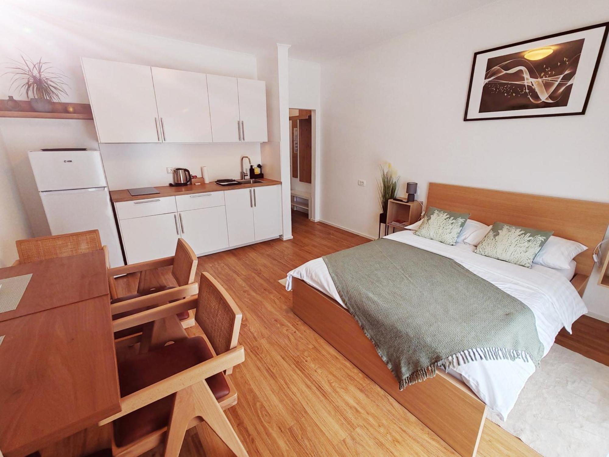 Lucky Center Apartment *